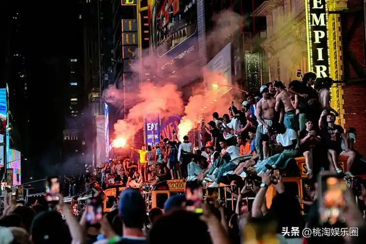 纽约狂欢夜：世界杯狂潮下，尼克斯夺冠游行为何引数百万人潮？